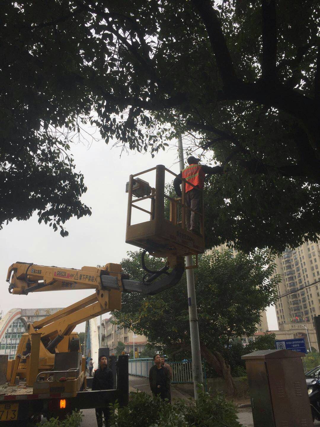 近日，我公司根據(jù)南陵縣市政園林所通知，組織安排人員車輛協(xié)助市政園林所路燈科修剪陵陽路兩側(cè)遮擋路燈照明的樹枝。此項工作持續(xù)了三天，消除了因路燈光照不足帶來的夜間通行安全隱患問題，受到沿線居民一致好評。